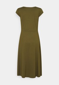 Oliwkowa sukienka do kolan z krótkimi rękawami, okrągłym dekoltem, dopasowaną górą i rozkloszowaną spódnicą. Gładka, miękka faktura materiału.