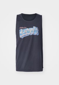 Marineblå tanktop laget av bomull. Har et flerfarget "Hilsener fra Levi's" motiv i midten. Rund hals, ermeløs design.