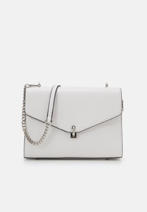 Weiße Leder-Crossbody-Tasche mit silbernem Kettenriemen und vorderem Schnappverschluss auf hellem Hintergrund.