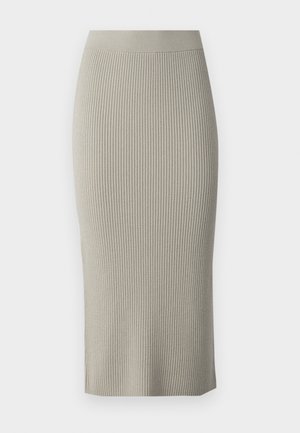Strick-Midirock in Hellgrau mit gerippter Textur, figurbetontem Design und seitlichem Schlitz, ausgestattet mit einem glatten Bund für zusätzlichen Komfort.