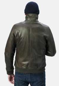 Olivgrüne Lederjacke mit hohem Kragen, gerippten Bündchen und Saum sowie glatter Textur, von hinten betrachtet.