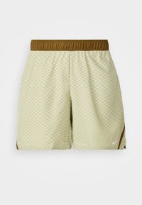 Lysegrønne shorts med diamantmønster, elastisk brun talje og sidedele. Fremstillet af åndbart stof for komfort.