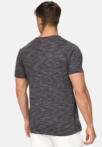 Camiseta de manga corta de mezcla gris, con textura suave, cuello redondo, con un dobladillo ligeramente curvado y sin logotipos o diseños prominentes visibles.