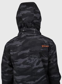 Schwarze und graue Camouflage-Jacke mit Kapuze, von hinten betrachtet, mit einem orangefarbenen Bruno-Logo auf der oberen rechten Schulter.
