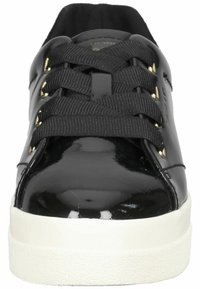 Zapatillas de charol negro con punta redonda, cordones texturizados en negro, ojales dorados y una suela de goma blanca.