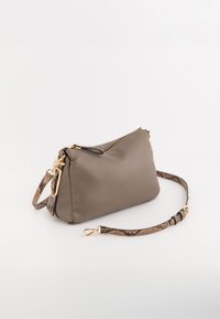 Skórzana torba w kolorze taupe z teksturowaną powierzchnią, złotymi akcentami i odpinanym paskiem z wzorem węża. Zamek błyskawiczny na górze.