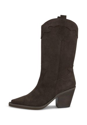 Bota vaquera de ante marrón oscuro hasta media caña, con punta puntiaguda, patrones decorativos cosidos y tacón de bloque apilado.
