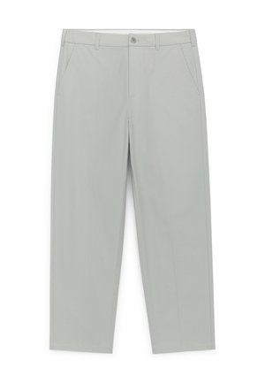 Vaaleanharmaat, suorat housut, joissa on vyölenkit, sivutaskut, etunappi ja vetoketjullinen kiinnitys.