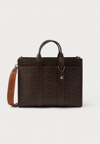 Brun läderhandväska med monogrammönster, dubbla topphandtag, justerbar axelrem och en silverfärgad hängande etikett.
