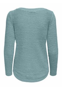 Maglione lavorato a maglia blu chiaro con un motivo testurizzato, maniche lunghe e orlo posteriore arrotondato, caratterizzato da un ampio scollo e polsini a coste.