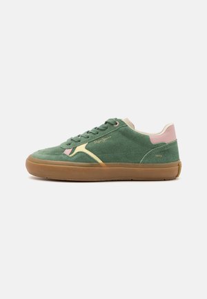 Zapatillas de ante verde con detalles en rosa claro, marca dorada y suela de goma. Diseño de cordones con acabado texturizado.