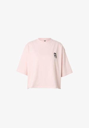 Hele roosa üle mõõdu lühikeste varrukatega t-särk, mille vasakul rinnal on väike mustvalge liblikagraafika.