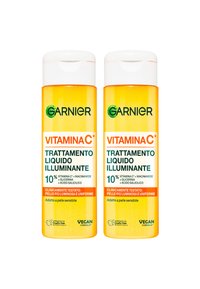 Due bottiglie di trattamento liquido Garnier Vitamin C. Liquido arancione trasparente con tappi bianchi, con logo verde e etichette di testo bianche.