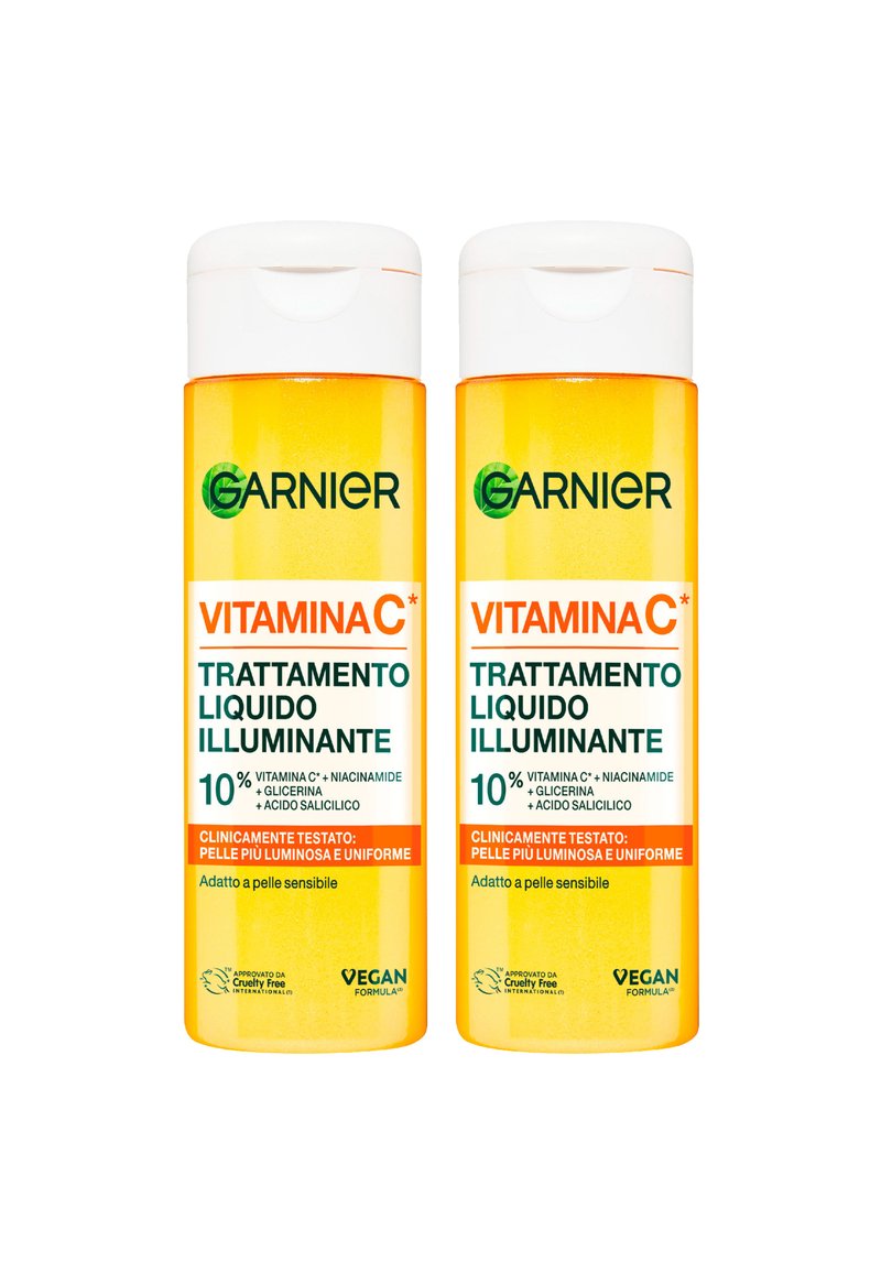 Due bottiglie di trattamento liquido Garnier Vitamin C. Liquido arancione trasparente con tappi bianchi, con logo verde e etichette di testo bianche.