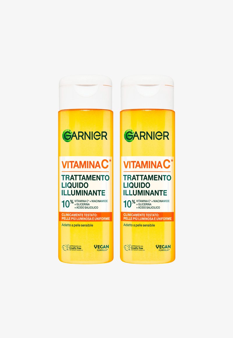 Due bottiglie di trattamento liquido Garnier Vitamin C. Liquido arancione trasparente con tappi bianchi, con logo verde e etichette di testo bianche.