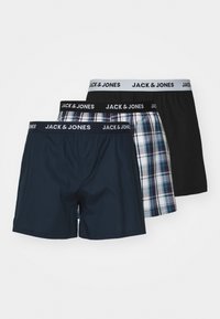 Drei Paare Herrenboxershorts: eine navyfarbene, eine schwarze und eine karierte. Jede verfügt über einen elastischen Bund mit dem Branding "JACK & JONES".