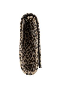 Portafoglio con stampa leopardata, in un morbido design beige e nero, dotato di chiusura a zip e una texture interna liscia. I bordi imbottiti ne aumentano la durata.