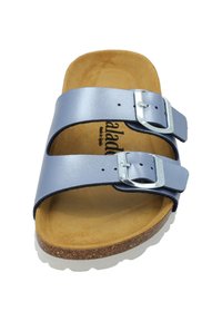 Ljusblå lädersandaler med två justerbara remmar, silverfärgade spännen och en beige mocka fotbädd på en vit gummisula.