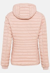 Lys rosa polstret jakke med hætte, lodret quiltet design og ribstrikkede manchetter. Materialet ser glat og let ud.