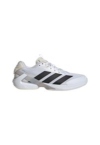 Zapatilla deportiva blanca con rayas negras, parte superior de malla, cuello acolchado y suela translúcida. Acentos sutiles en el talón. Diseño ligero.