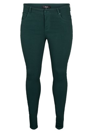 Vaqueros skinny verdes hechos de una tela de denim elástico, con un diseño clásico de cinco bolsillos, pasadores para cinturón y cierre con cremallera.