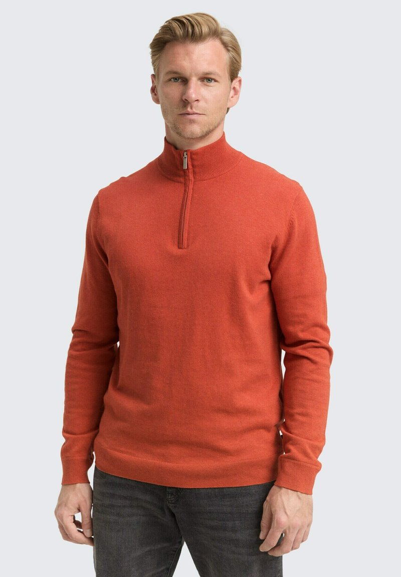 Sweat à zip orange, à manches longues, avec un col haut, fabriqué en tissu tricot lisse, avec une texture côtelée subtile au niveau des poignets et de l'ourlet.