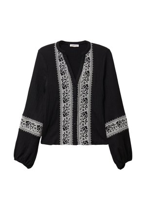 Zwarte blouse met lange mouwen, voorzien van witte bloemrijke borduursels langs de voorkant en mouwen, knoopsluiting en een V-hals.
