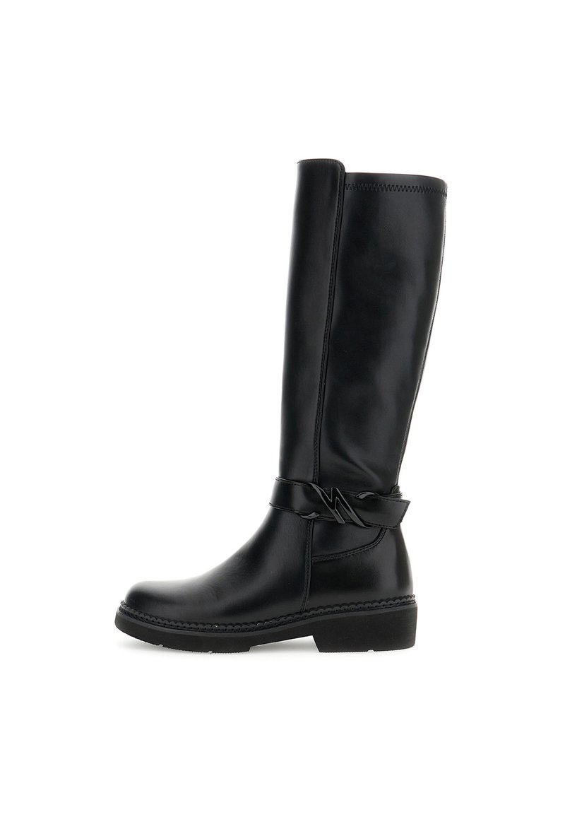 Botas de cuero negro hasta la rodilla con una textura suave, que cuentan con un acento de correa lateral y un tacón bajo y resistente.