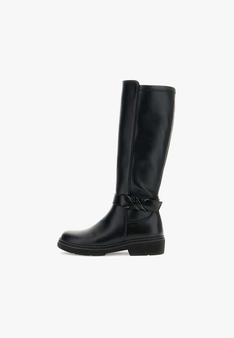 Botas de cuero negro hasta la rodilla con una textura suave, que cuentan con un acento de correa lateral y un tacón bajo y resistente.
