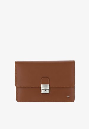 Pochette en cuir marron avec une fermeture rectangulaire argentée centrée sur le devant et un petit logo argenté dans le coin inférieur droit.