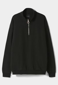 Svart sweatshirt med hög krage, kvartszipp fram med silverfärgad detaljer, långa ärmar och avslappnad passform. Tillverkad av mjukt tyg.