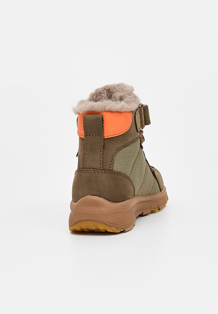 Braune Wildleder- und Stoff-Ankle Boots mit orangefarbenen Akzenten, Kunstfellkragen, strukturierten Sohlen, Schnallenriemen-Detail und gepolstertem Absatz für Halt.