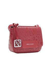 Borsa a tracolla rossa Armani Exchange con motivo logo in rilievo, etichetta frontale, tracolla regolabile e charm metallico del marchio appeso di lato.