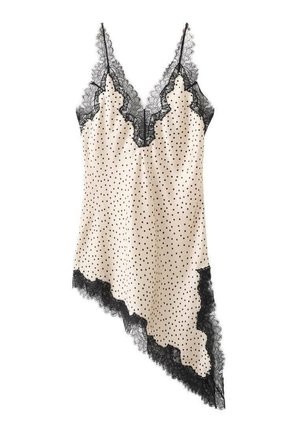 Beżowa sukienka na ramiączkach z satyny w czarne groszki, z czarną koronką przy dekolcie i asymetrycznym dołem oraz cienkimi regulowanymi ramiączkami.