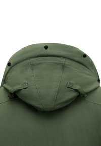 Groene capuchonjack met een soepele structuur, voorzien van zwarte drukknoopjes en een versterkte naad aan de achterkant. Ontworpen voor gebruik in de buitenlucht.