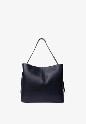 Czarna torba na ramię ze skóry o gładkiej fakturze, szerokim otwarciu i pojedynczym paskiem na ramię. Charakteryzuje się minimalistycznym designem i subtelnymi szwami.