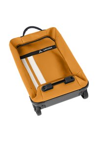 Carrello in tessuto arancione con strisce bianche, manico nero e logo, base robusta e ruote girevoli. Materiale resistente e forma distintiva.