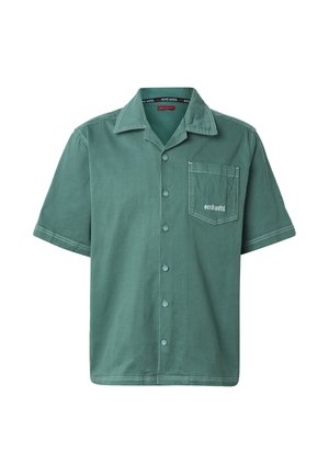 Chemise verte à manches courtes avec boutonnière et poche poitrine arborant le logo blanc "ecko unltd." ainsi que des surpiqûres contrastantes.