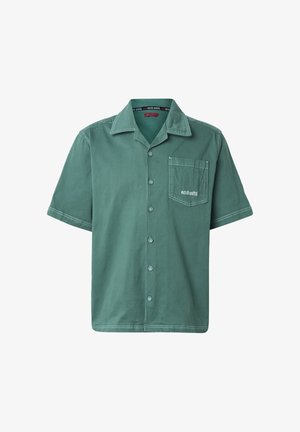 Chemise verte à manches courtes avec boutonnière et poche poitrine arborant le logo blanc "ecko unltd." ainsi que des surpiqûres contrastantes.