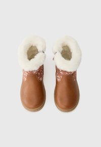 Braune Leder-Stiefeletten mit einem blumigen Stoffpanel und weißem Kunstfellfutter. Abgerundete Zehenpartie und strukturierte Gummisohle.