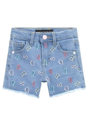 Jasnoniebieskie krótkie spodenki dżinsowe z wielokolorowymi haftowanymi literami rozmieszczonymi na przodzie oraz postrzępionym dołem.