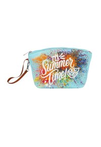 Borsa cosmetica blu con motivo a macchie colorate e testo bianco "È tempo d'estate!" Include una tracolla marrone e zip argentata.