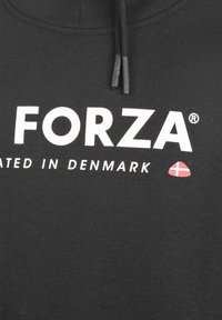 Svart huvtröja med vit text "FORZA" och "MADE IN DENMARK" nedanför. Har en röd och vit dansk flagga som ikon. Mjuk bomullsmaterial.