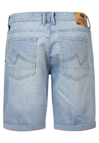 Pantalones cortos de mezclilla de color azul claro con dobladillos enrollados, dos bolsillos traseros con patrones de olas cosidos y una etiqueta de marca de cuero marrón en la cinturilla.