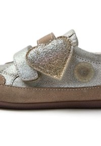 Zapato infantil brillante en plateado con una base de ante color tostado, que presenta un gran detalle en forma de corazón brillante y una tira de Velcro para el cierre.