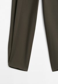 Dunkelolivgrüne gerade geschnittene Hose, die mit sichtbaren Seitennähten und einem sauberen, maßgeschneiderten Saum vor weißem Hintergrund hängt.