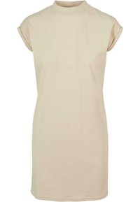 Robe décontractée beige à manches courtes avec poignets retroussés et col montant, longueur genoux et coupe ample.