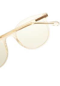 Ljusbryniga solglasögon med runda linser, transparenta acetatramar och en strukturerad guldfinish vid bågarna.