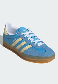 adidas Originals GAZELLE INDOOR - Sapatilhas - semi blue burst   almost yellow   cloud white