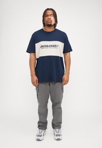Jack & Jones JJELEGACY BLOCKING TEE O NECK - T-shirt print - navy